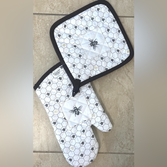Williams Sonoma Honeycomb Oven Mitt & Potholder Set - Picture 4 of 10